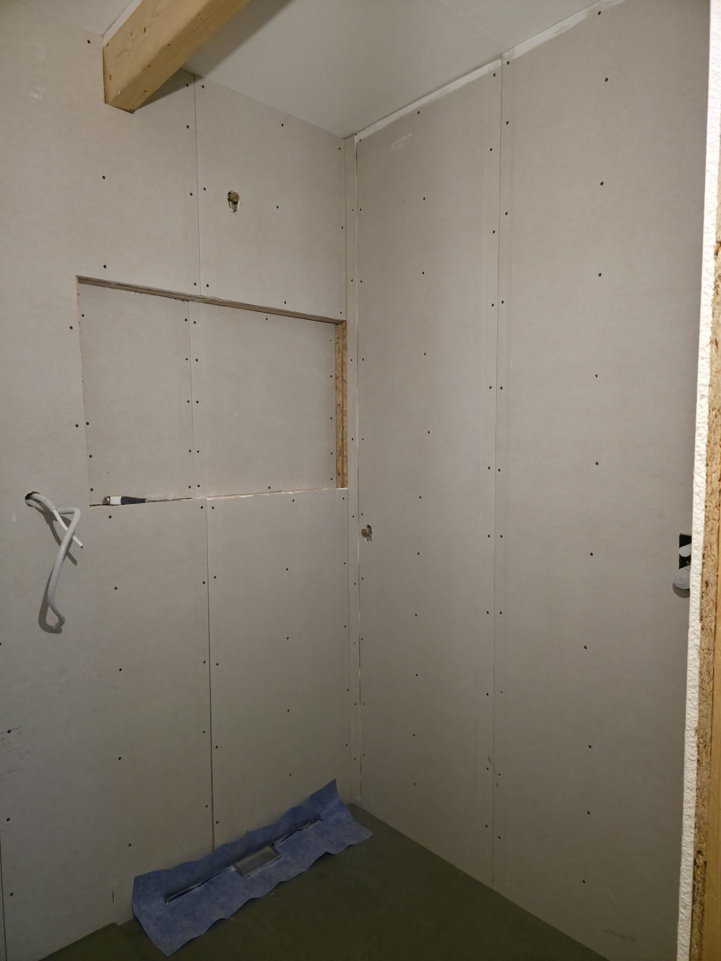Bathroom plasterboard walls with niche, window and plumbing rough-ins