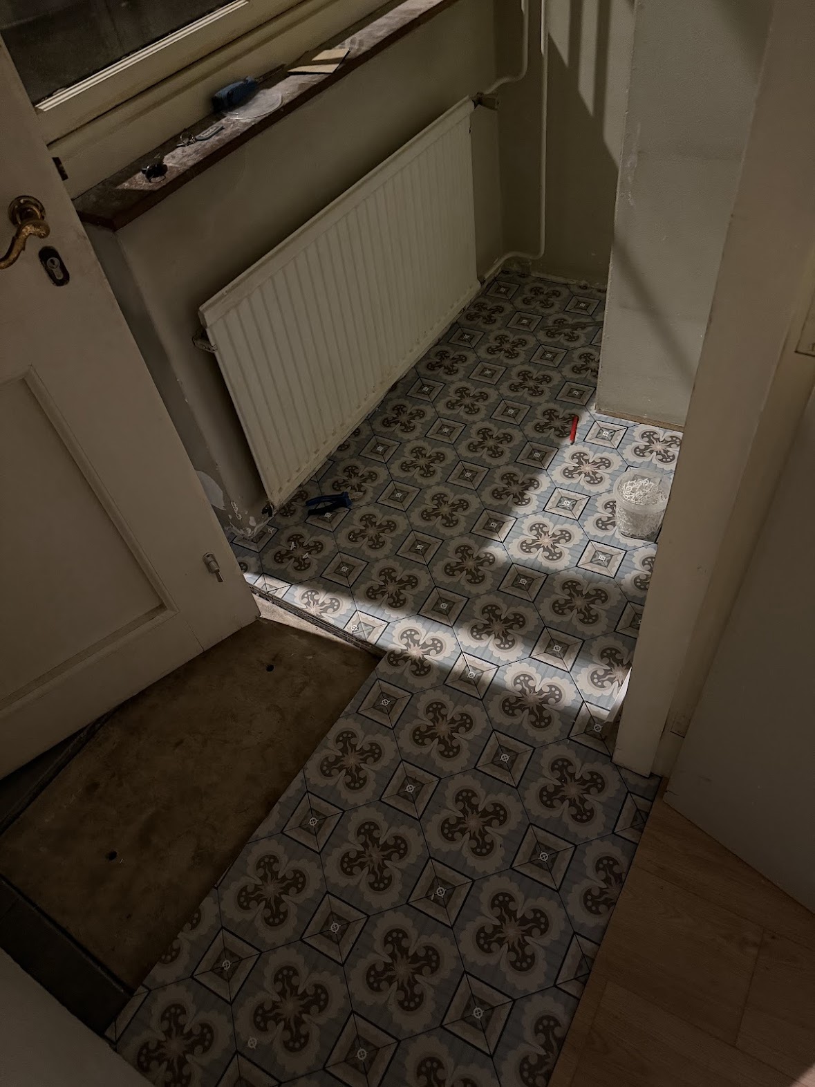 Small hallway renovated with grey patterned vintage-style floor tiles